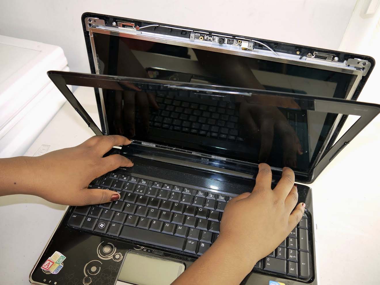 Замена экрана ноутбука HP в Брянске